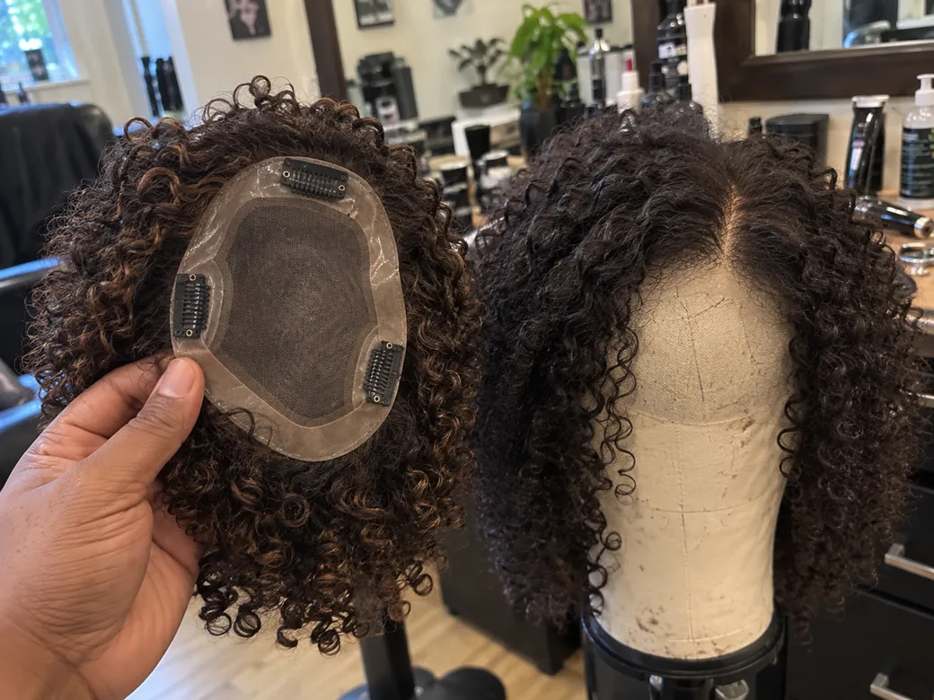 Prótesis femenina de cabello rizado en cabeza de maniquí
